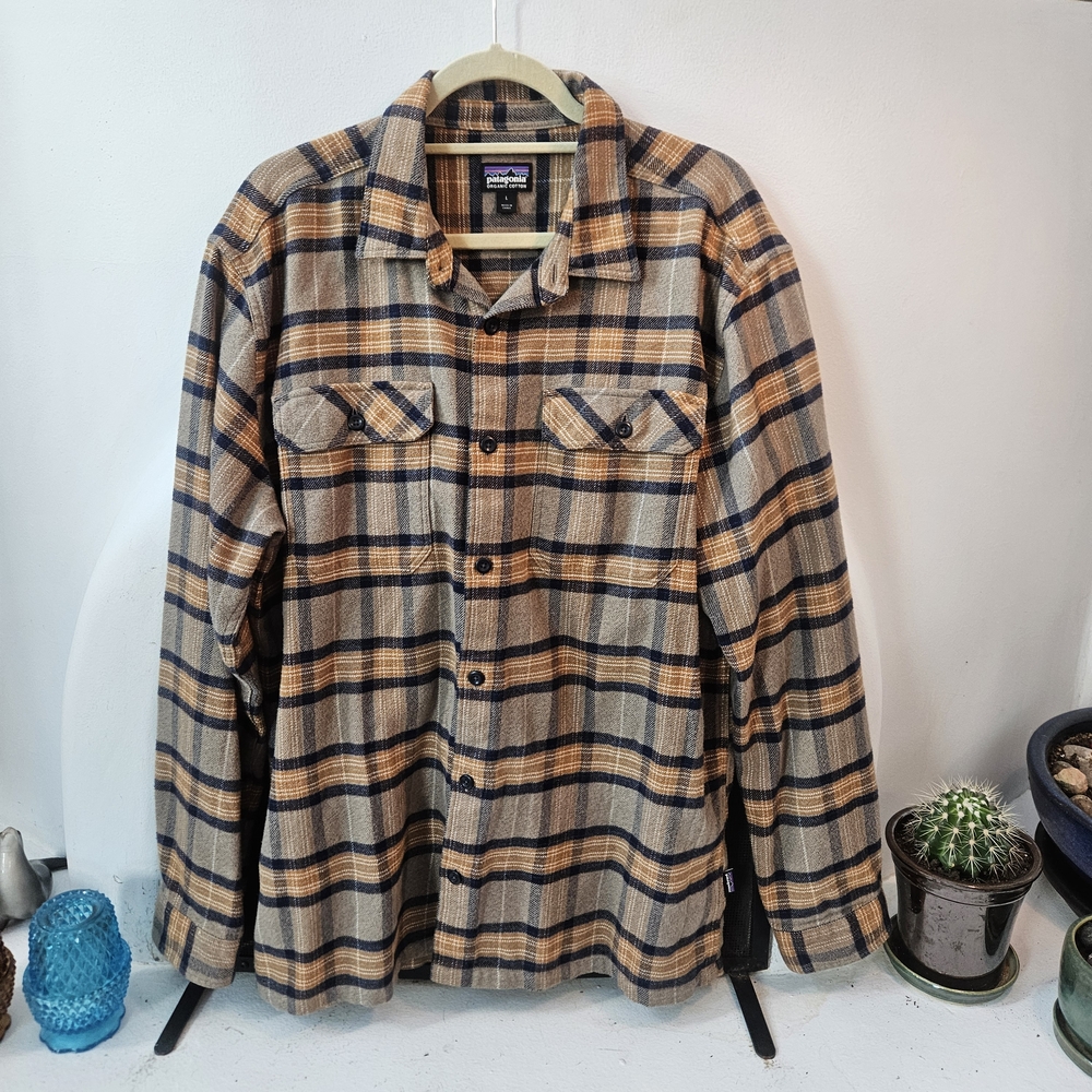 Patagonia size large mens long-sleeved Fjord flannel shirt, like-new condition.